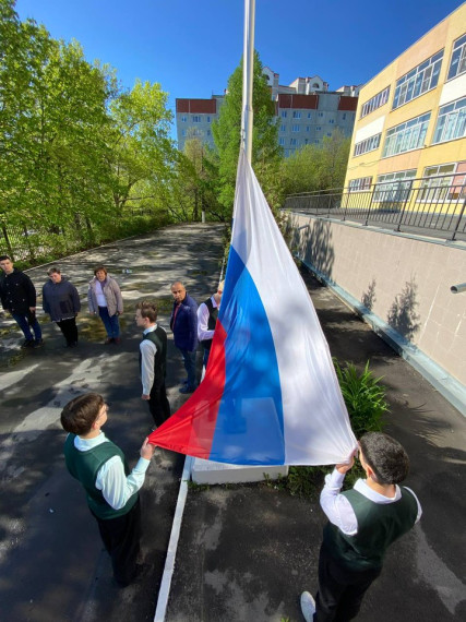 Церемония поднятия флага Российской Федерации в преддверии 78 годовщины Победы.