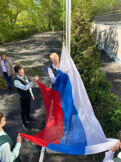 Церемония поднятия флага Российской Федерации в преддверии 78 годовщины Победы.
